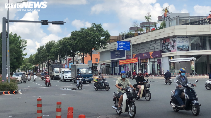 Ảnh: Đường phố TP.HCM đông đúc trước giờ siết chặt giãn cách xã hội - 12