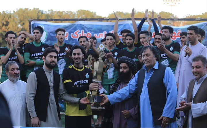Taliban vác súng đến sân xem bóng đá, trao cúp cho đội vô địch - 2