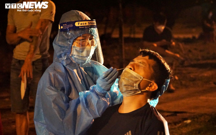 Ảnh: Nhân viên y tế trắng đêm chặn COVID-19 xâm nhập Đà Nẵng - 4