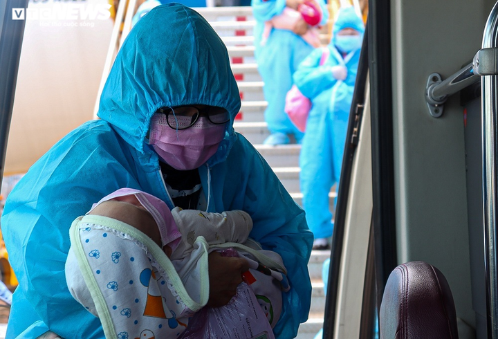 Chuyến bay '0 đồng' đưa hơn 100 bà bầu về Quảng Bình - 9