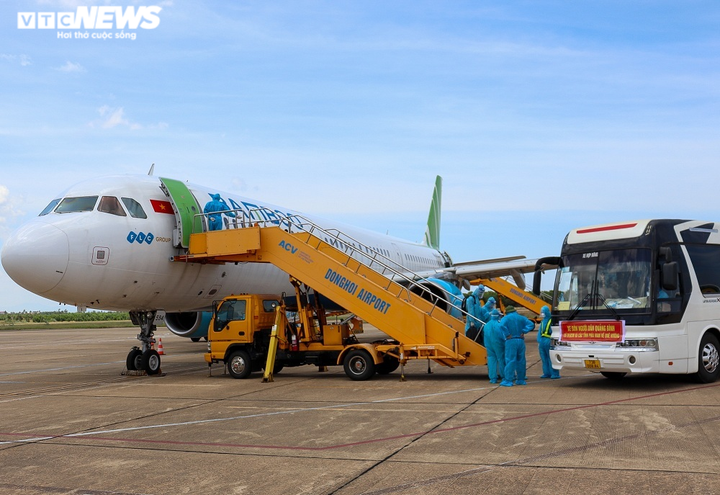 Chuyến bay '0 đồng' đưa hơn 100 bà bầu về Quảng Bình - 11