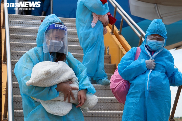 Chuyến bay '0 đồng' đưa hơn 100 bà bầu về Quảng Bình - 3