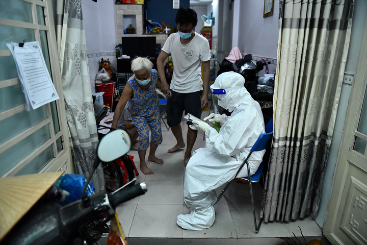 TP.HCM tiêm vaccine tại nhà 'vùng cam, vùng đỏ' - 2