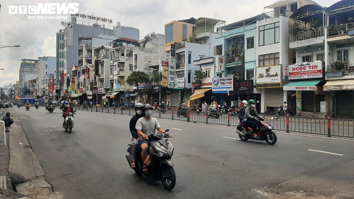 Ảnh: Đường phố TP.HCM đông đúc trước giờ siết chặt giãn cách xã hội - 5