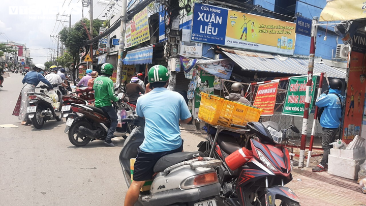 Ảnh: Đường phố TP.HCM đông đúc trước giờ siết chặt giãn cách xã hội - 7