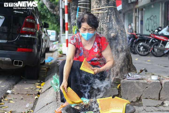 Ảnh: Vỉa hè, lòng đường Hà Nội nghi ngút khói ngày rằm tháng 7 - 11