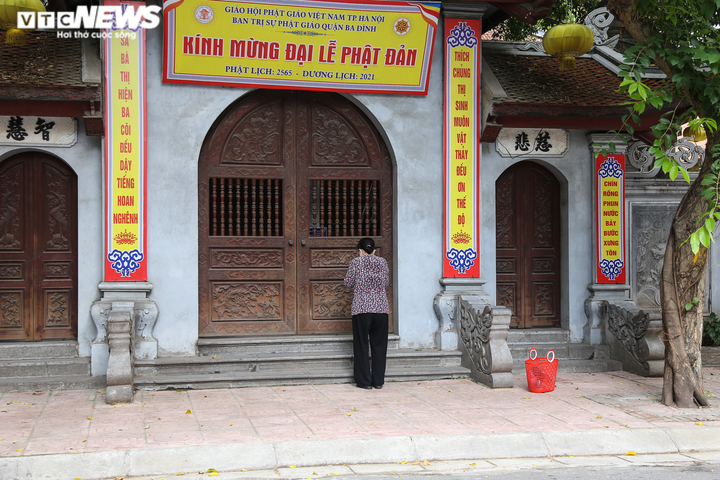 Ảnh: Vỉa hè, lòng đường Hà Nội nghi ngút khói ngày rằm tháng 7 - 13