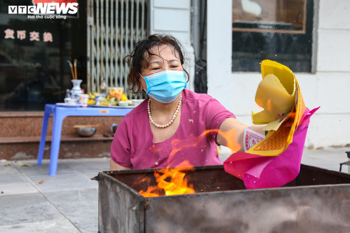 Ảnh: Vỉa hè, lòng đường Hà Nội nghi ngút khói ngày rằm tháng 7 - 12