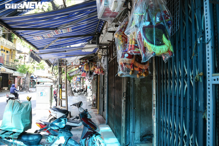 Ảnh: Vỉa hè, lòng đường Hà Nội nghi ngút khói ngày rằm tháng 7 - 14