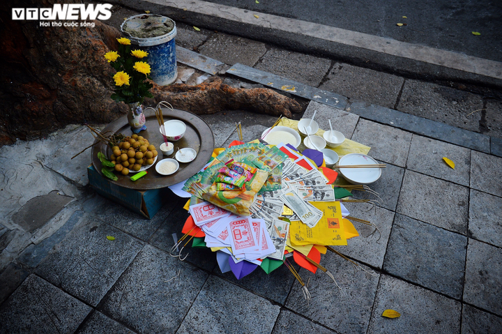 Ảnh: Vỉa hè, lòng đường Hà Nội nghi ngút khói ngày rằm tháng 7 - 2