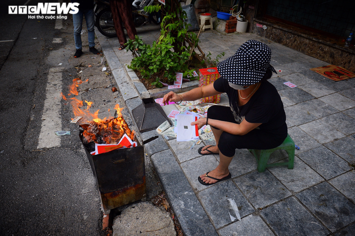 Ảnh: Vỉa hè, lòng đường Hà Nội nghi ngút khói ngày rằm tháng 7 - 4