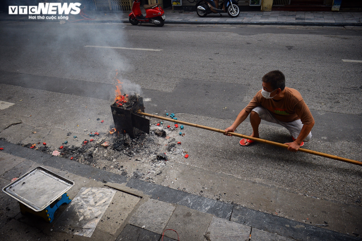Ảnh: Vỉa hè, lòng đường Hà Nội nghi ngút khói ngày rằm tháng 7 - 8