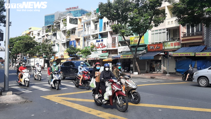 Ảnh: Đường phố TP.HCM đông đúc trước giờ siết chặt giãn cách xã hội - 3