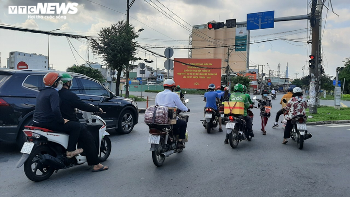 Ảnh: Đường phố TP.HCM đông đúc trước giờ siết chặt giãn cách xã hội - 6