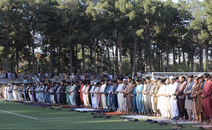 Taliban vác súng đến sân xem bóng đá, trao cúp cho đội vô địch - 3