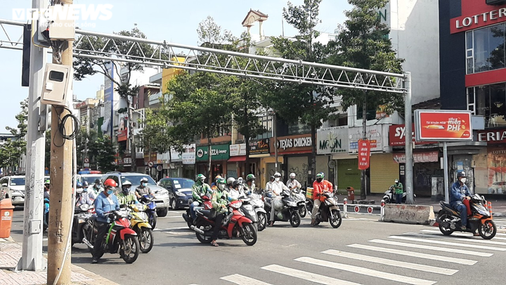 Ảnh: Đường phố TP.HCM đông đúc trước giờ siết chặt giãn cách xã hội - 1