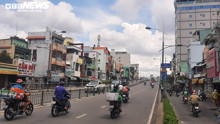 Ảnh: Đường phố TP.HCM đông đúc trước giờ siết chặt giãn cách xã hội - 4