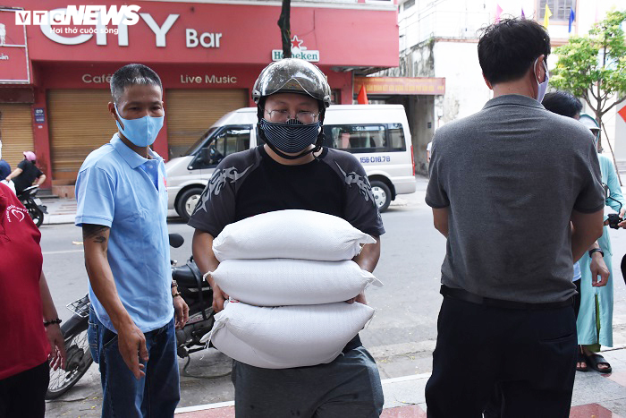 Siêu thị '0 đồng' ở Hải Phòng lan toả yêu thương tới người nghèo trong mùa dịch - 11