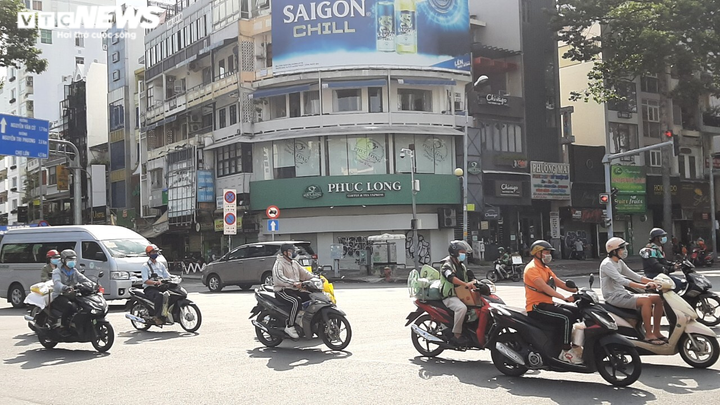 Ảnh: Đường phố TP.HCM đông đúc trước giờ siết chặt giãn cách xã hội - 2