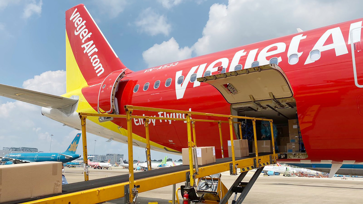 Vietjet vận chuyển thiết bị y tế viện trợ từ Đức về TP.HCM - 1
