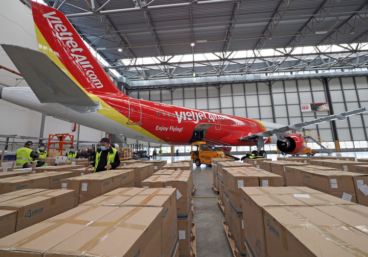 Vietjet vận chuyển thiết bị y tế viện trợ từ Đức về TP.HCM - 3