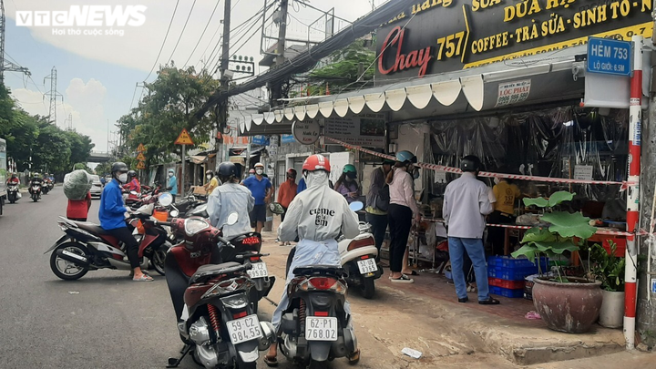 Ảnh: Đường phố TP.HCM đông đúc trước giờ siết chặt giãn cách xã hội - 9