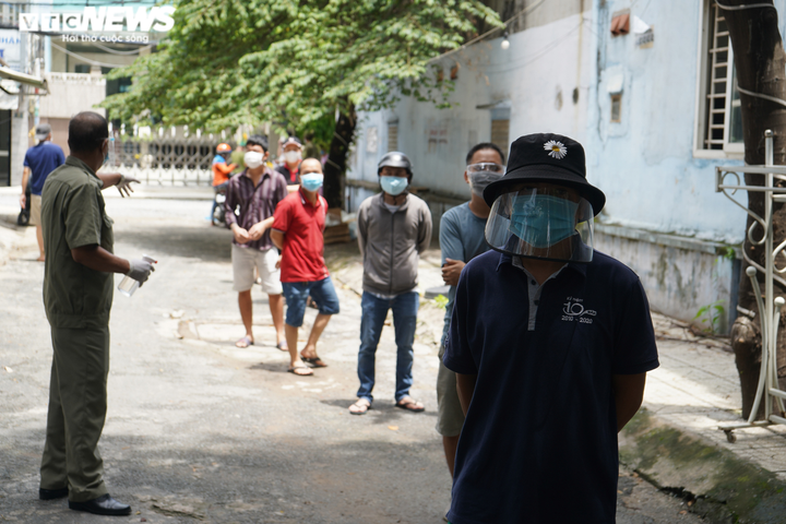 Ảnh: TP.HCM lấy mẫu xét nghiệm bóc tách F0 trước ngày siết chặt giãn cách - 1