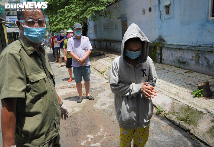 Ảnh: TP.HCM lấy mẫu xét nghiệm bóc tách F0 trước ngày siết chặt giãn cách - 2