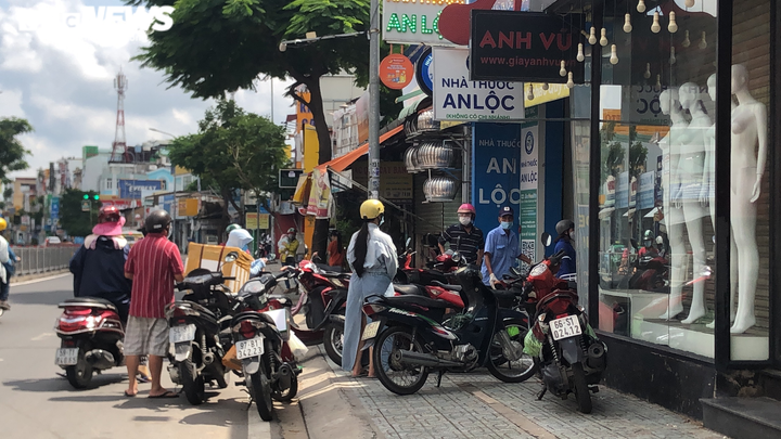 Ảnh: Đường phố TP.HCM đông đúc trước giờ siết chặt giãn cách xã hội - 11