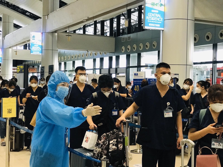 Hàng nghìn sinh viên, giảng viên Cao đẳng Y tế Bạch Mai vào miền Nam chống dịch - 1