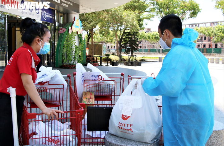 Ảnh: Gần 800 shipper đặc biệt mang đồ bảo hộ, đi ô tô giao hàng cho dân Đà Nẵng - 2