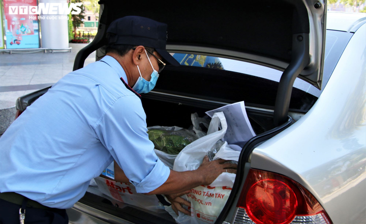 Ảnh: Gần 800 shipper đặc biệt mang đồ bảo hộ, đi ô tô giao hàng cho dân Đà Nẵng - 3