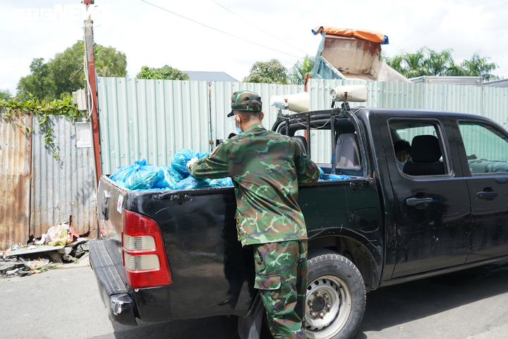 Bộ đội 'đi từng ngõ, gõ từng nhà' tặng người dân TP.HCM thực phẩm - 3