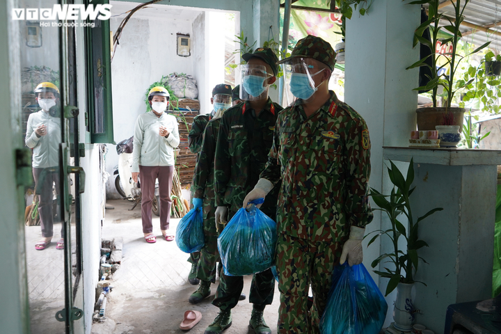 Bộ đội 'đi từng ngõ, gõ từng nhà' tặng người dân TP.HCM thực phẩm - 6
