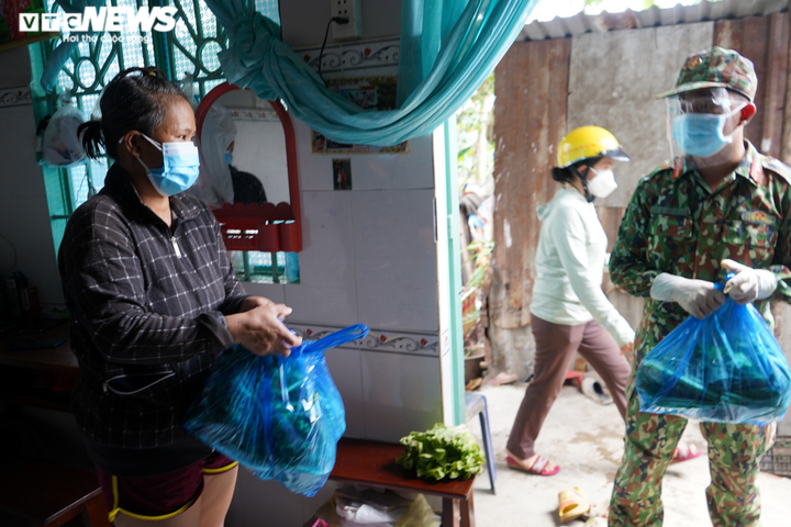 Bộ đội 'đi từng ngõ, gõ từng nhà' tặng người dân TP.HCM thực phẩm - 11