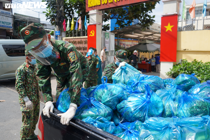 Bộ đội 'đi từng ngõ, gõ từng nhà' tặng người dân TP.HCM thực phẩm - 4