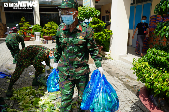 Bộ đội 'đi từng ngõ, gõ từng nhà' tặng người dân TP.HCM thực phẩm - 1
