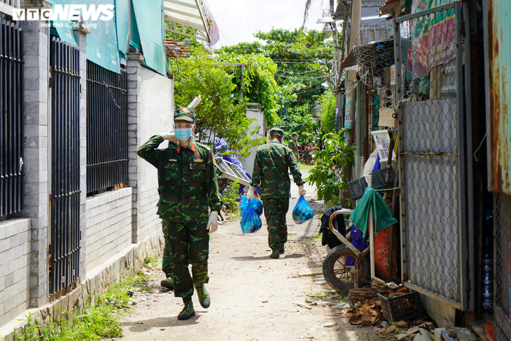 Bộ đội 'đi từng ngõ, gõ từng nhà' tặng người dân TP.HCM thực phẩm - 5