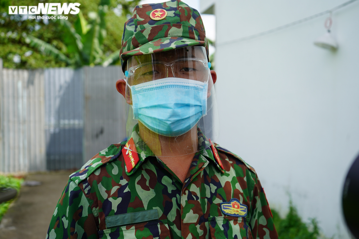 Bộ đội 'đi từng ngõ, gõ từng nhà' tặng người dân TP.HCM thực phẩm - 7