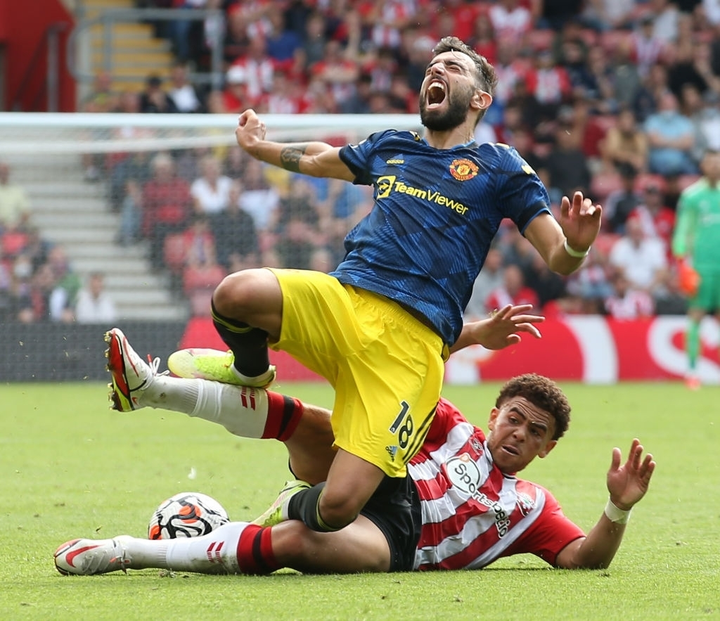 Man Utd suýt thua, HLV Solskjaer chê đối thủ thô bạo như bóng bầu dục - 1