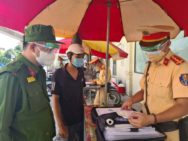 Tạm giữ người đàn ông không có giấy đi đường, vung tay vào mặt cán bộ chốt - 1