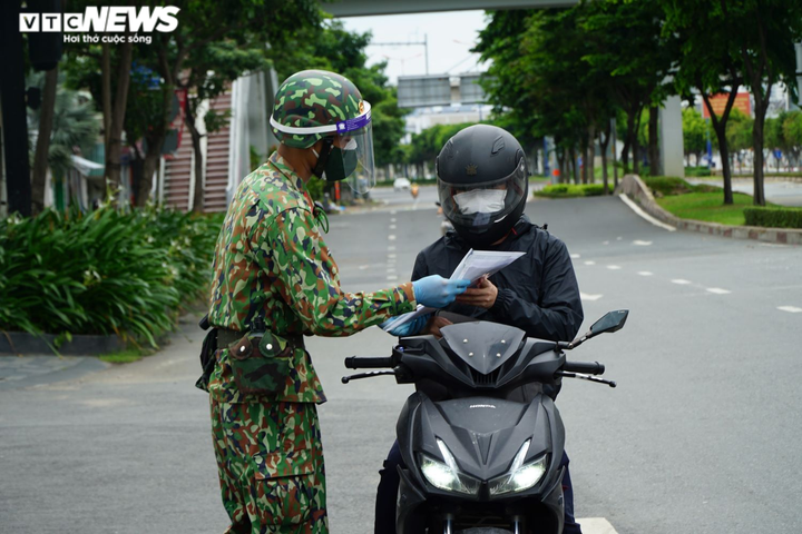 TP.HCM siết giãn cách: Quân đội, công an trực chốt, không còn sự chống đối nào - 4