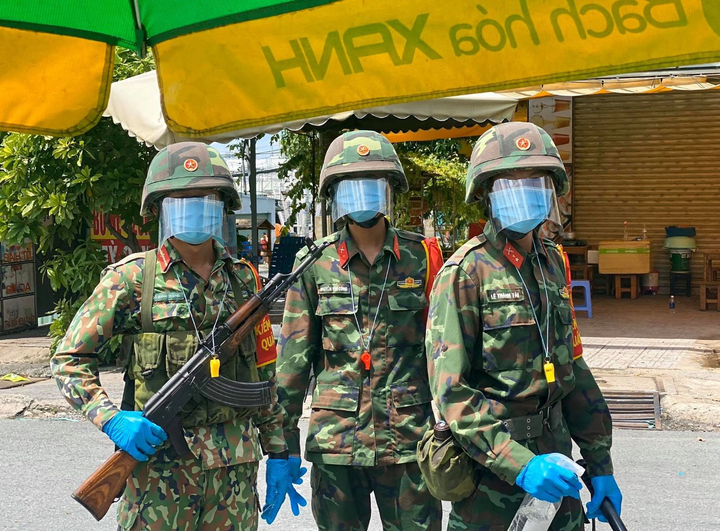 TP.HCM siết giãn cách: Quân đội, công an trực chốt, không còn sự chống đối nào - 10