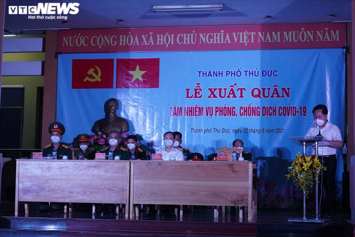 Quân đội ra quân trong đêm đầu TP.HCM siết chặt giãn cách xã hội - 2