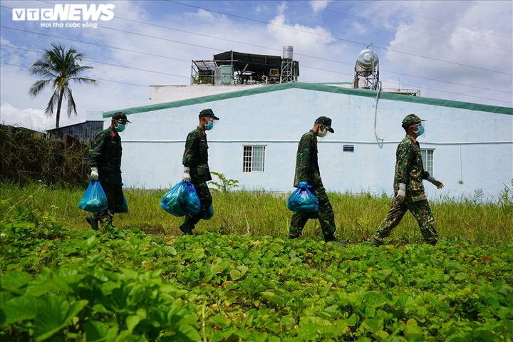 Bộ đội 'đi từng ngõ, gõ từng nhà' tặng người dân TP.HCM thực phẩm - 8