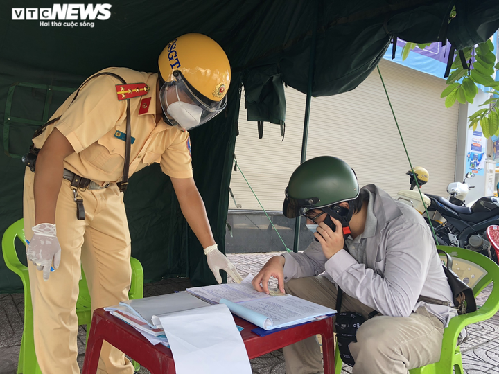 TP.HCM ngày đầu siết chặt giãn cách: Chốt yêu cầu quay đầu, chốt phạt tiền - 10