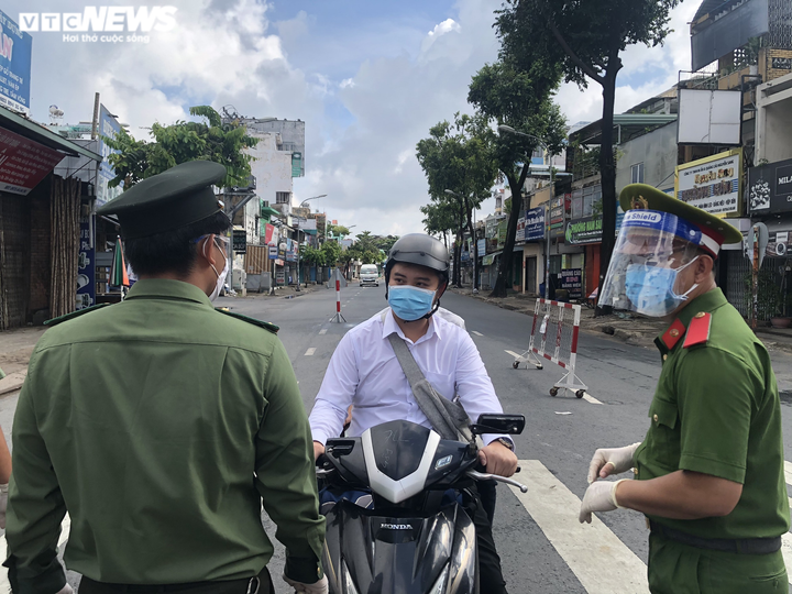 TP.HCM ngày đầu siết chặt giãn cách: Chốt yêu cầu quay đầu, chốt phạt tiền - 5