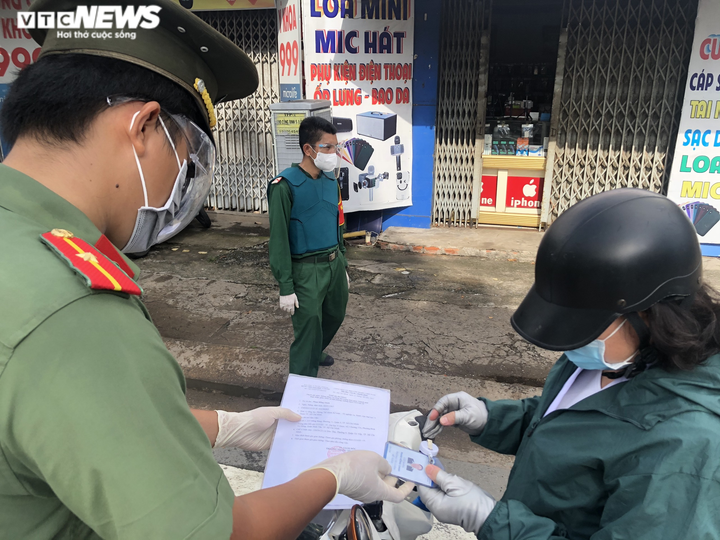 TP.HCM ngày đầu siết chặt giãn cách: Chốt yêu cầu quay đầu, chốt phạt tiền - 4