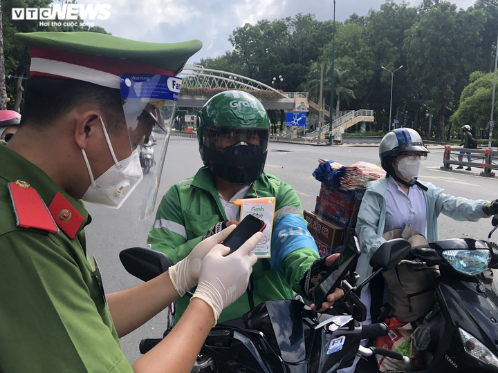 TP.HCM ngày đầu siết chặt giãn cách: Chốt yêu cầu quay đầu, chốt phạt tiền - 3