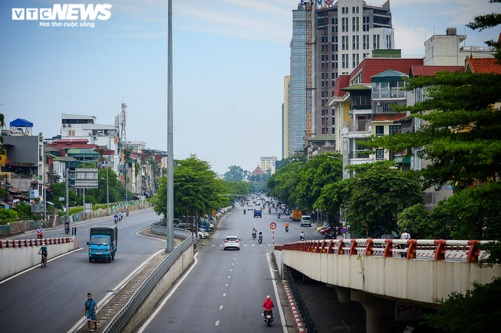 Ngày đầu Hà Nội siết chặt 'ai ở đâu ở yên đó': Nơi vắng vẻ, chỗ còn ùn ứ - 12